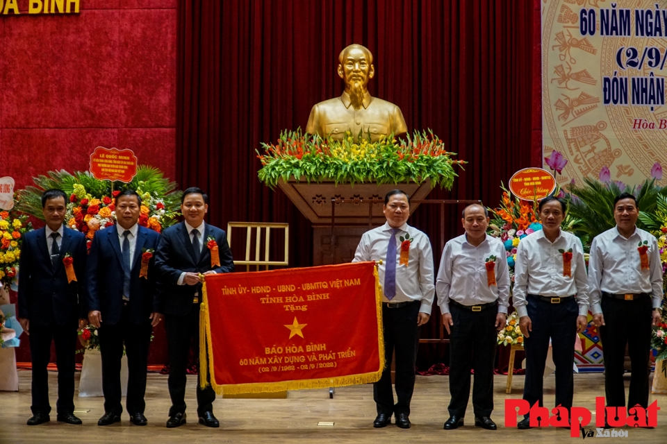 B&ecirc;n cạnh đ&oacute; B&iacute; thư Tỉnh uỷ Ho&agrave; B&igrave;nh cũng y&ecirc;u cầu mỗi c&aacute;n bộ, ph&oacute;ng vi&ecirc;n, người l&agrave;m B&aacute;o H&ograve;a B&igrave;nh phải thường xuy&ecirc;n n&acirc;ng cao tr&igrave;nh độ chuy&ecirc;n m&ocirc;n, l&yacute; luận ch&iacute;nh trị, tu dưỡng đạo đức c&aacute;ch mạng để đ&aacute;p ứng nhu cầu ng&agrave;y c&agrave;ng cao trong qu&aacute; tr&igrave;nh t&aacute;c nghiệp b&aacute;o ch&iacute;, nắm bắt v&agrave; l&agrave;m chủ c&ocirc;ng nghệ l&agrave;m b&aacute;o hiện đại. Đổi mới, ph&aacute;t triển to&agrave;n diện B&aacute;o H&ograve;a B&igrave;nh trong t&igrave;nh h&igrave;nh mới kh&ocirc;ng chỉ phục vụ tốt nhiệm vụ ch&iacute;nh trị m&agrave; c&ograve;n g&oacute;p phần tuy&ecirc;n truyền, quảng b&aacute;, x&acirc;y dựng h&igrave;nh ảnh tốt đẹp về tỉnh H&ograve;a B&igrave;nh; th&uacute;c đẩy KT - XH tỉnh nh&agrave; ph&aacute;t triển, n&acirc;ng caovị thế của tỉnh H&ograve;a B&igrave;nh đối với bạn b&egrave; trong nước v&agrave; quốc tế...