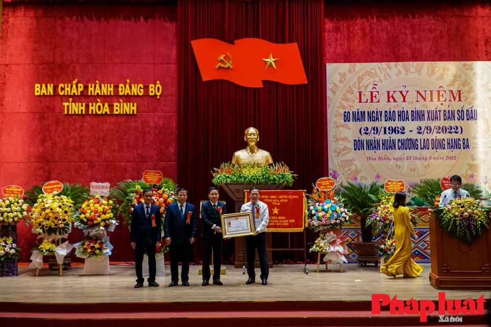 Nh&acirc;n dịp n&agrave;y, ghi nhận những th&agrave;nh t&iacute;ch B&aacute;o H&ograve;a B&igrave;nh đạt được, Chủ tịch nước đ&atilde; tặng thưởng Hu&acirc;n chương Lao động hạng ba cho tập thể B&aacute;o H&ograve;a B&igrave;nh; Tỉnh ủy, HĐND, UBND, Ủy ban MTTQ Việt Nam tỉnh tặng bức trướng "B&aacute;o H&ograve;a B&igrave;nh 60 năm x&acirc;y dựng v&agrave; trưởng th&agrave;nh"; Chủ tịch UBND tỉnh tặng Bằng khen cho 2 tập thể, 6 c&aacute; nh&acirc;n đạt th&agrave;nh t&iacute;ch xuất sắc trong c&aacute;c mặt c&ocirc;ng t&aacute;c. &nbsp;