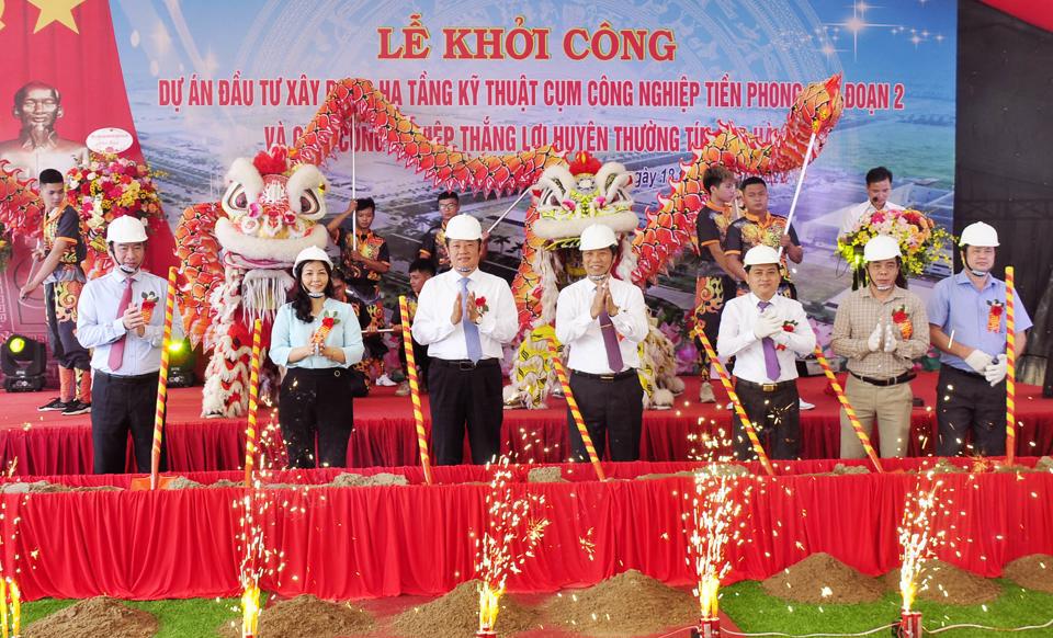 Lễ khởi c&ocirc;ng dự &aacute;n đầu tư x&acirc;y dựng hạ tầng kỹ thuật Cụm c&ocirc;ng nghiệp Tiền Phong giai đoạn 2. Ảnh: Nguyễn Trường