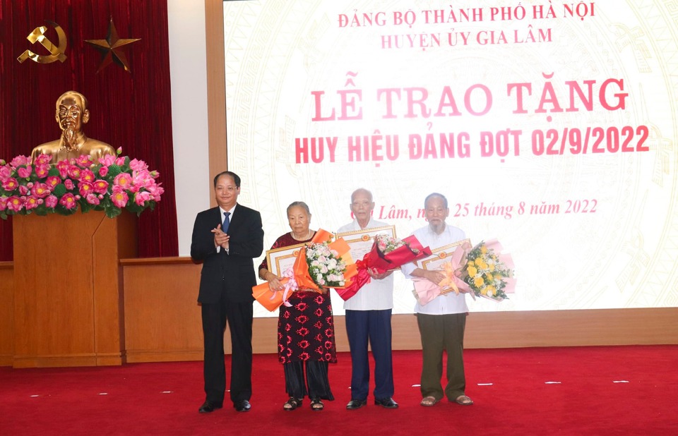 Ủy vi&ecirc;n Ban Thường vụ Th&agrave;nh ủy, Trưởng ban D&acirc;n vận Th&agrave;nh ủy H&agrave; Nội trao Huy hiệu Đảng cho c&aacute;c đảng vi&ecirc;n l&atilde;o th&agrave;nh