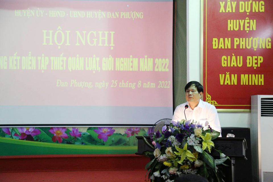 Ph&oacute; B&iacute; thư Thường trực Huyện ủy, Chủ tịch HĐND huyện Đan Phượng L&ecirc; Văn Th&igrave;n ph&aacute;t biểu tại hội nghị.