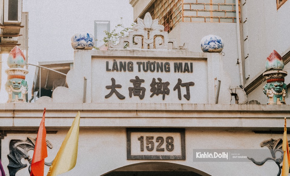 Cổng của l&agrave;ng Tương Mai cổ nằm tr&ecirc;n phố Trương Định.