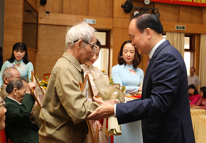 Chủ tịch HĐND Th&agrave;nh phố Nguyễn Ngọc Tuấn trao huy hiệu Đảng v&agrave; tặng hoa ch&uacute;c mừng c&aacute;c đảng vi&ecirc;n l&atilde;o th&agrave;nh