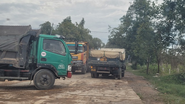 C&aacute;c phương tiện vận tải chen ch&uacute;c nhau v&agrave;o mỏ lấy đất phục vụ thi c&ocirc;ng c&aacute;c c&ocirc;ng tr&igrave;nh x&acirc;y dựng