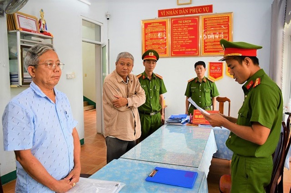 Cơ quan Cảnh s&aacute;t điều tra C&ocirc;ng an tỉnh Quảng Nam thi h&agrave;nh lệnh bắt tạm giam đối với Th&aacute;i Minh Ho&agrave;ng (b&ecirc;n tr&aacute;i) v&agrave; Nguyễn Đ&igrave;nh Tấn.