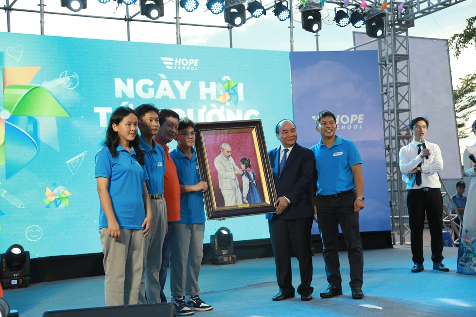 Chủ tịch nước Nguyễn Xu&acirc;n Ph&uacute;c tặng bức tranh đ&aacute; cho học sinh trường Hy Vọng.