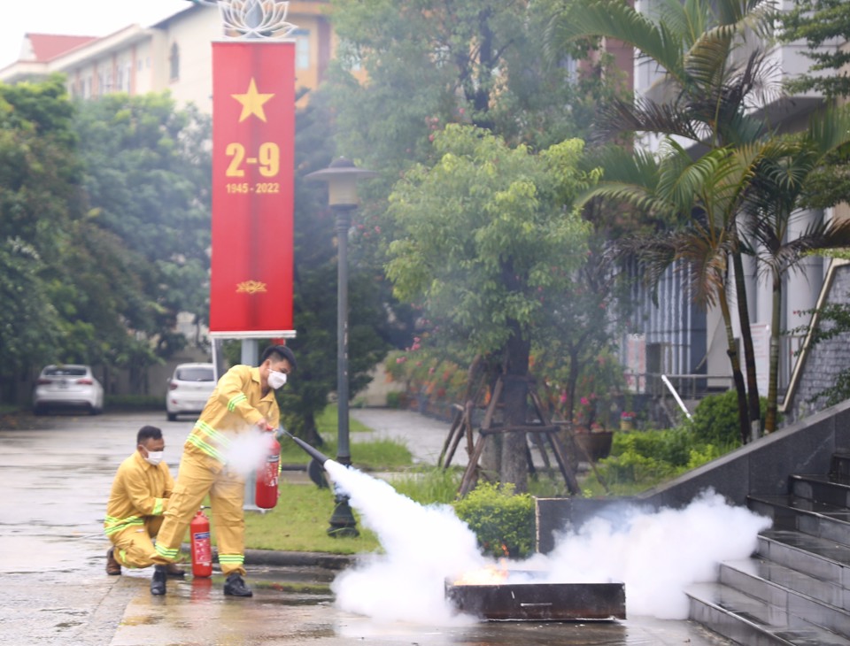 Đan Phượng: Cháy nhà hát khi đang biểu diễn nghệ thuật, xử lý thế nào? - Ảnh 1