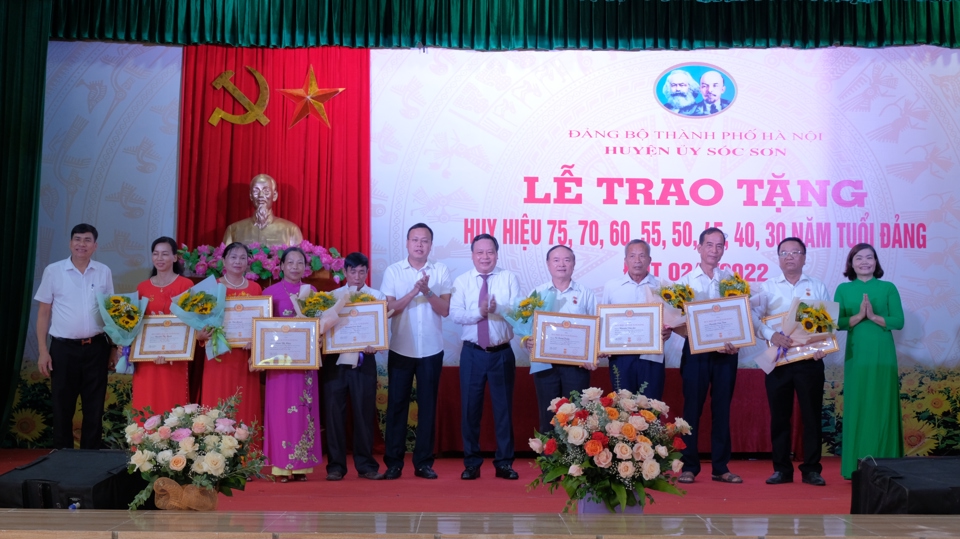 C&aacute;c đảng vi&ecirc;n thuộc Đảng bộ x&atilde; Ph&ugrave; Linh vinh dự nhận Huy hiệu Đảng đợt 2/9.