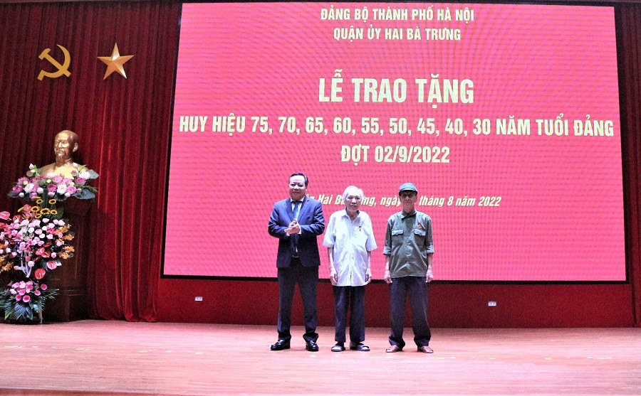 Ph&oacute; B&iacute; thư Th&agrave;nh ủy H&agrave; Nội Nguyễn Văn Phong trao Huy hiệu 65 năm tuổi Đảng cho 2 đảng vi&ecirc;n