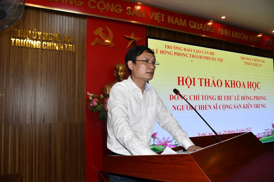 PGS. TS Phạm Minh Anh - Hiệu trưởng trường Đ&agrave;o tạo c&aacute;n bộ L&ecirc; Hồng Phong ph&aacute;t biểu tại hội thảo.