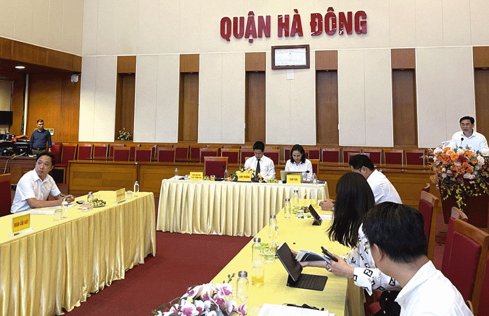 Ph&oacute; Trưởng ban Thi đua Khen thưởng H&agrave; Nội Đỗ Đức Thịnh ph&aacute;t biểu tại hội nghị.