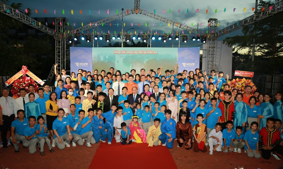 Chủ tịch nước Nguyễn Xu&acirc;n Ph&uacute;c với học sinh trường Tiểu học, THCS v&agrave; THPT Hy Vọng.