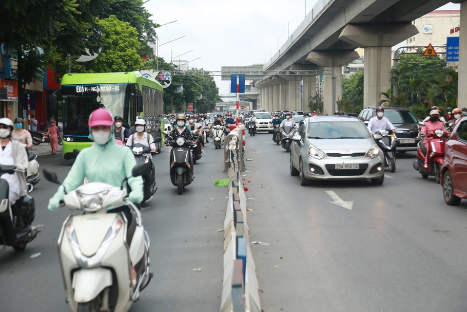 &nbsp;Nhiều xe m&aacute;y vẫn cố t&igrave;nh di chuyển v&agrave;o l&agrave;n &ocirc; t&ocirc; tr&ecirc;n đường Nguyễn Tr&atilde;i