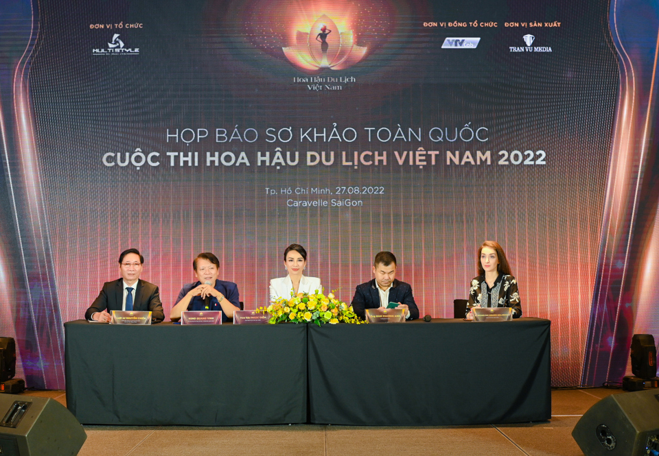 Ban gi&aacute;m khảo cuộc thi Hoa hậu Du lịch Việt Nam 2022.
