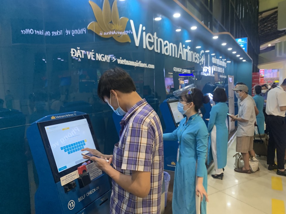 Hành khách làm thủ tục nhận vé tại sân bay Quốc tế Nội Bài. Ảnh Phạm Hùng