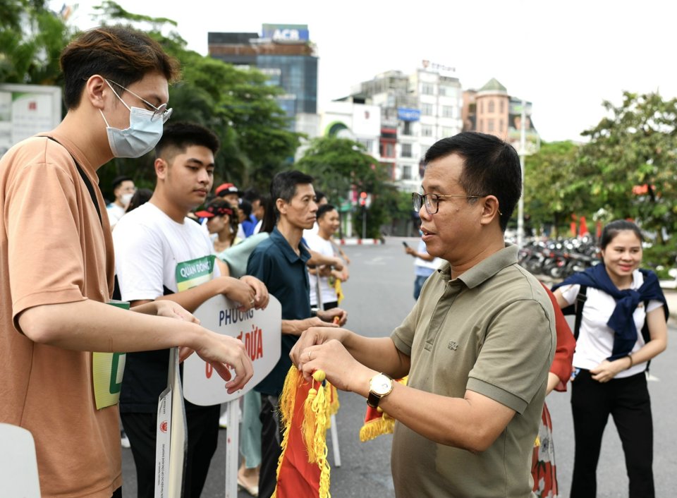 Ph&oacute; Tổng Bi&ecirc;n tập b&aacute;o&nbsp;H&agrave;nộimới Lại B&aacute; H&agrave; trao Cờ lưu niệm cho c&aacute;c đội tham gia.