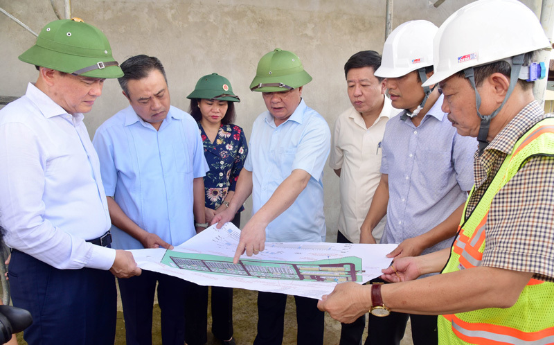 B&iacute; thư Th&agrave;nh ủy Đinh Tiến Dũng v&agrave; c&aacute;c đồng ch&iacute; l&atilde;nh đạo th&agrave;nh phố kiểm tra tiến độ dự &aacute;n Nh&agrave; m&aacute;y xử l&yacute; nước thải Y&ecirc;n X&aacute;.