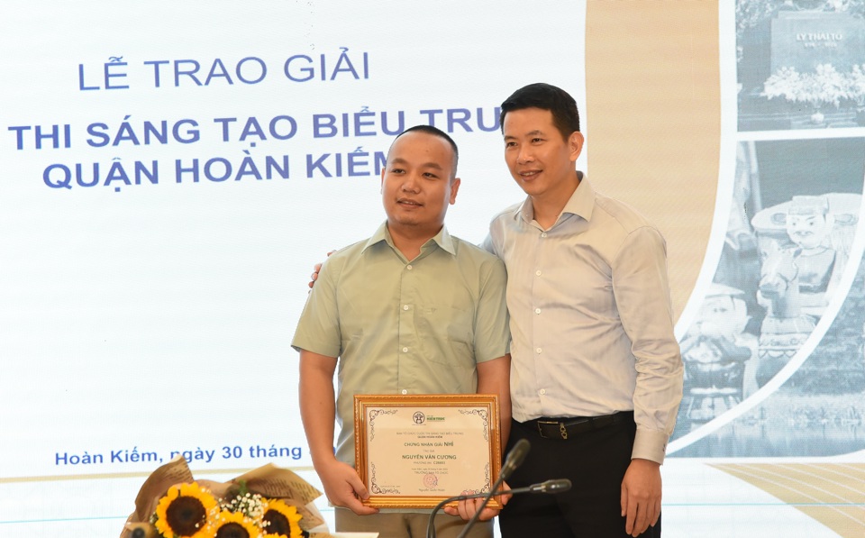 Chủ tịch UBND quận Ho&agrave;n Kiếm Phạm Tuấn Long ch&uacute;c mừng t&aacute;c giả đoạt giải Nh&igrave;