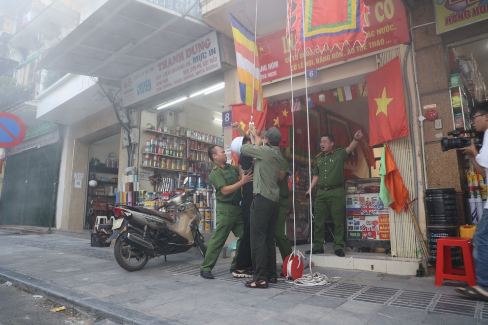 C&aacute;c hộ d&acirc;n c&ugrave;ng lực lượng chức năng thực tập phương &aacute;n chữa ch&aacute;y tại khu d&acirc;n cư...