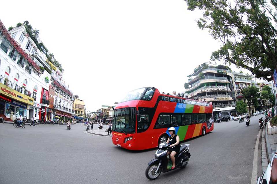 &ldquo;Hanoi City Tour&rdquo; tr&ecirc;n xe bu&yacute;t 2 tầng đưa du kh&aacute;ch kh&aacute;m ph&aacute; nhiều danh lam thắng cảnh tại H&agrave; Nội. Ảnh: Hải Linh &nbsp;