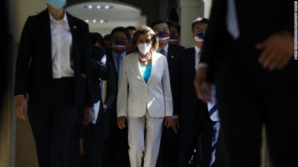 Chủ tịch Hạ viện Nancy Pelosi đến thăm cơ quan lập ph&aacute;p Đ&agrave;i Loan. Ảnh: CNN