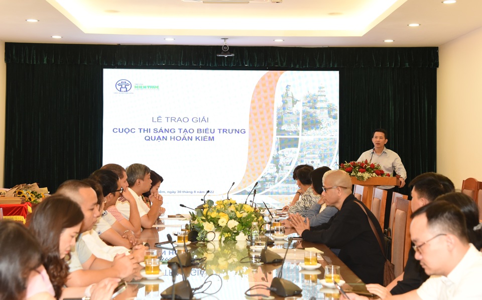 Chủ tịch UBND quận Ho&agrave;n Kiếm Phạm Tuấn Long ph&aacute;t biểu tại lễ trao giải