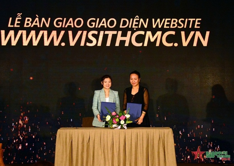 K&yacute; kết b&agrave;n giao giao diện website www.visithcmc.vn cho Sở Du lịch TP Hồ Ch&iacute; Minh