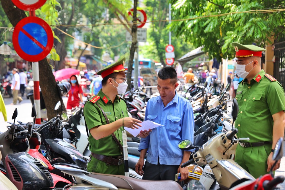 Quận Hoàn Kiếm: Đường phố sạch đẹp, rực rỡ cờ hoa chào mừng Quốc khánh - Ảnh 6