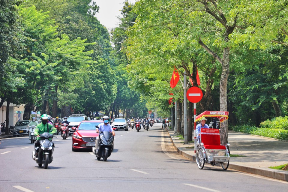 Quận Hoàn Kiếm: Đường phố sạch đẹp, rực rỡ cờ hoa chào mừng Quốc khánh - Ảnh 1