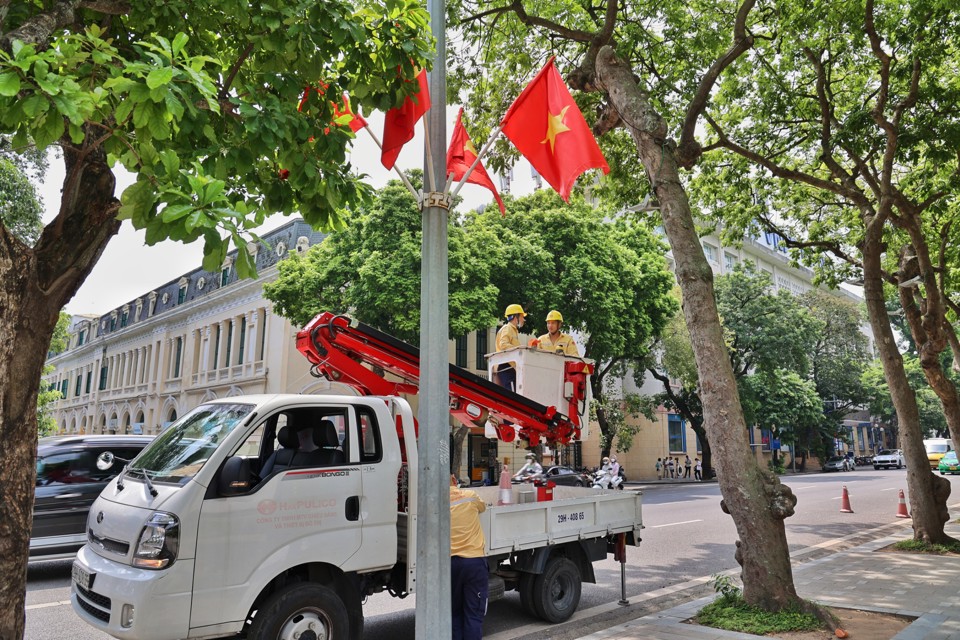 Quận Hoàn Kiếm: Đường phố sạch đẹp, rực rỡ cờ hoa chào mừng Quốc khánh - Ảnh 8