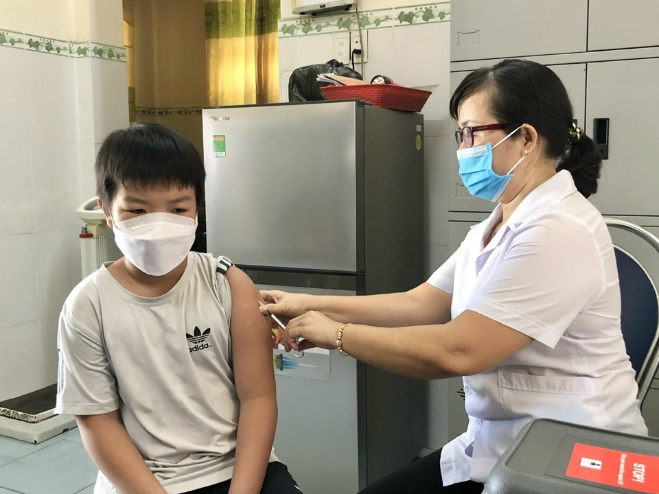 Học sinh ti&ecirc;m ph&ograve;ng Covid-19 tại trạm y tế phường Trần Ph&uacute;.