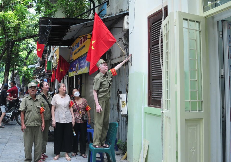 Quận Hoàn Kiếm: Đường phố sạch đẹp, rực rỡ cờ hoa chào mừng Quốc khánh - Ảnh 3