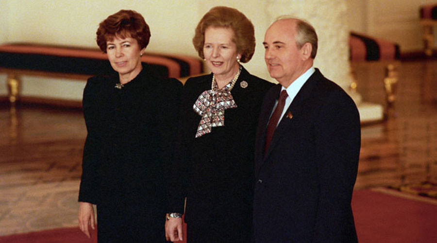 Mikhail Gorbachev (phải) c&ugrave;ng phu nh&acirc;n Raisa tiếp Thủ tướng Anh Margaret Thatcher (giữa) trong chuyến thăm ch&iacute;nh thức Li&ecirc;n X&ocirc;. Ảnh: Spunik