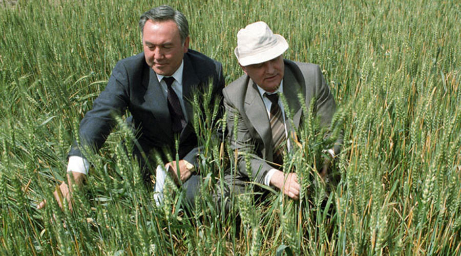 Tổng thống Li&ecirc;n X&ocirc; Mikhail Gorbachev v&agrave; Tổng thống Kazakhstan Nursultan Nazarbayev trong chuyến thăm l&agrave;m việc của Gorbachev tới Kazakhstan.