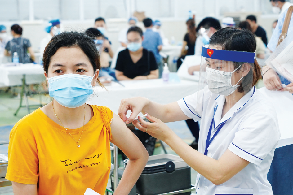 Ti&ecirc;m vaccine Covid-19 cho người d&acirc;n tại huyện M&ecirc; Linh.