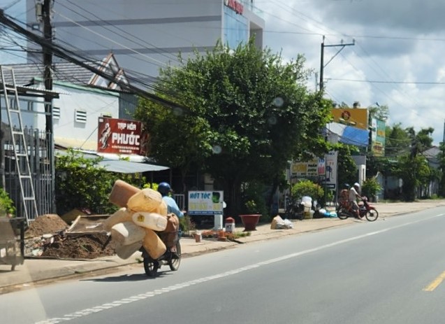 Người d&acirc;n mang can đi mua xăng.