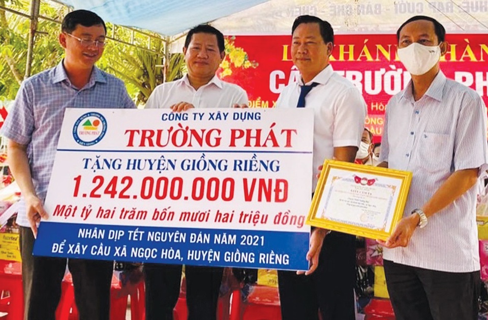 C&ocirc;ng ty Trường Ph&aacute;t tặng hơn 1,2 tỷ đồng cho huyện Giồng Riềng (tỉnh Ki&ecirc;n Giang) để x&acirc;y cầu n&ocirc;ng th&ocirc;n.