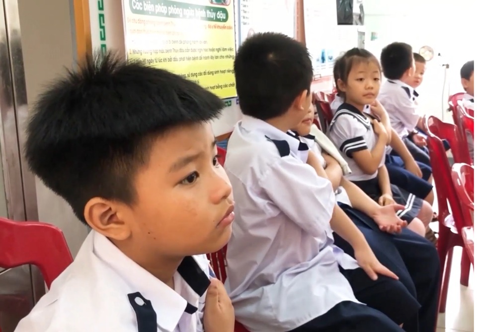 Tại Quảng Ng&atilde;i, hơn 102.000 trẻ em trong độ tuổi từ 5 -11 tuổi đ&atilde; được ti&ecirc;m ph&ograve;ng Covid-19 mũi 1.