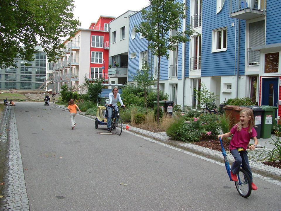 Trẻ em vui chơi tại một con phố tại Vauban, Freiburg, Đức. Ảnh Pinterest.com