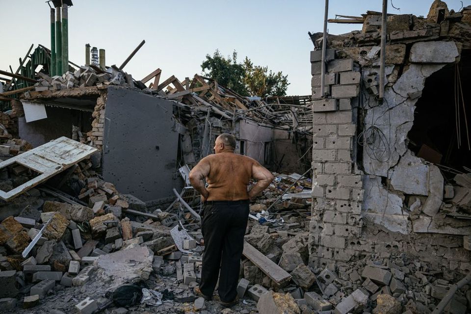 Một người d&acirc;n Ukraine thẫn thờ nh&igrave;n ng&ocirc;i nh&agrave; của m&igrave;nh th&agrave;nh đống đổ n&aacute;t sau một cuộc tấn c&ocirc;ng t&ecirc;n lửa ở Mykolaiv v&agrave;o ng&agrave;y 29/8. Ảnh: AFP