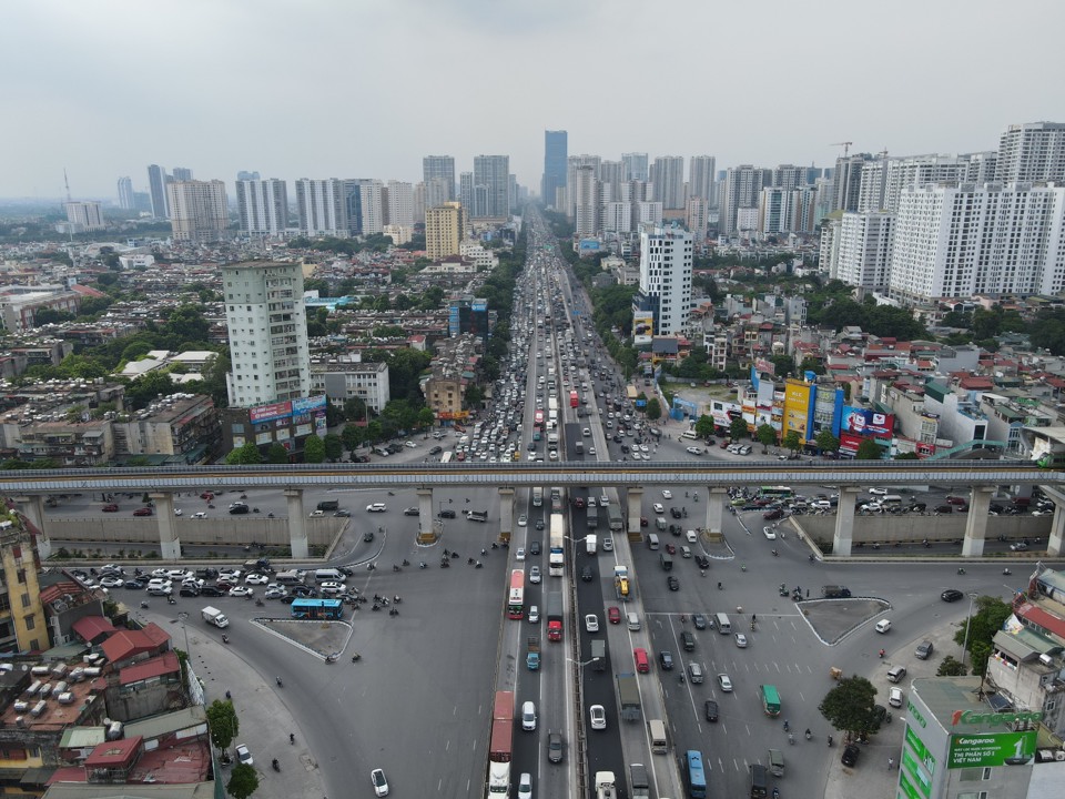 Chiều 31/8, h&agrave;ng vạn người c&ugrave;ng l&uacute;c đổ về c&aacute;c cửa ng&otilde; Thủ đ&ocirc; khiến nhiều tuyến đường ở H&agrave; Nội &ugrave;n tắc nghi&ecirc;m trọng.