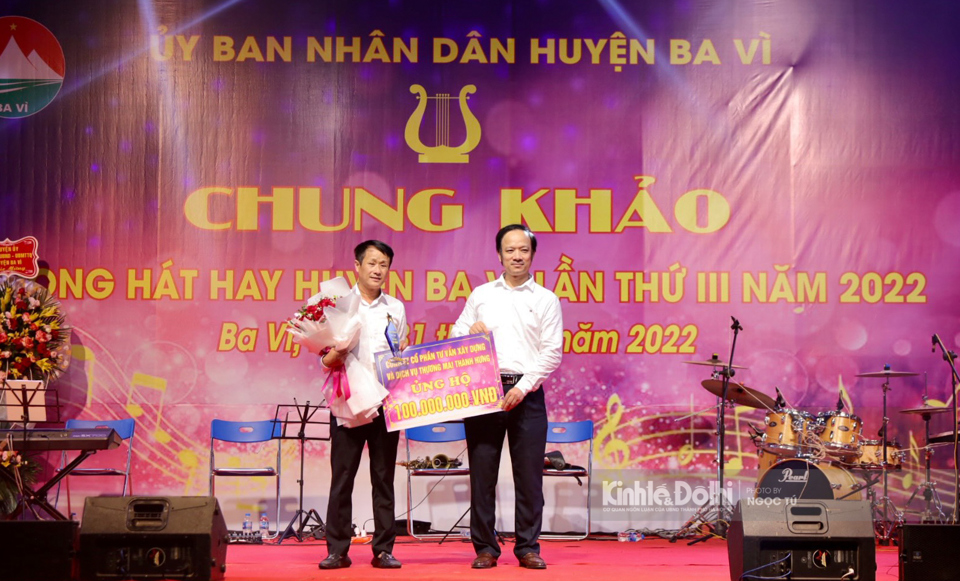 Đại diện nh&agrave; t&agrave;i trợ ủng hộ cuộc thi&nbsp;&ldquo;Giọng h&aacute;t hay huyện Ba V&igrave;&rdquo; lần thứ 3 năm 2022.