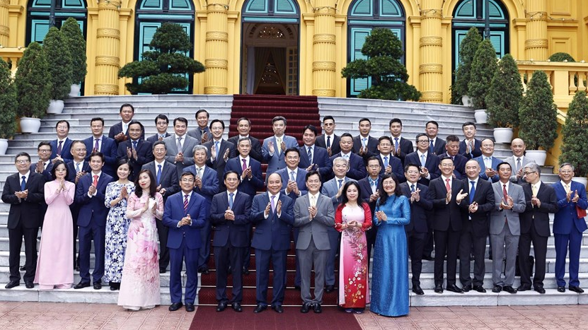 Chủ tịch nước Nguyễn Xu&acirc;n Ph&uacute;c với c&aacute;n bộ chủ chốt Bộ Ngoại giao. Ảnh: TTXVN