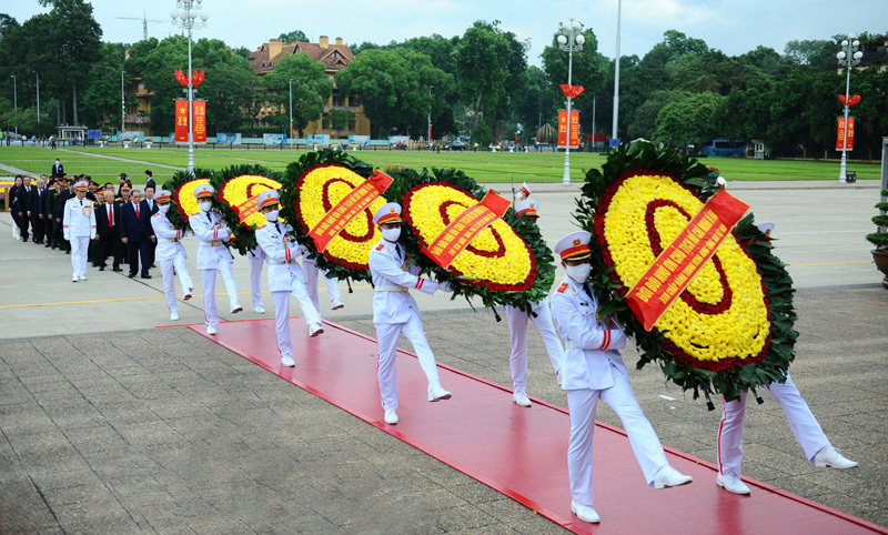 Lãnh đạo Đảng, Nhà nước, TP Hà Nội vào Lăng viếng Chủ tịch Hồ Chí Minh - Ảnh 1