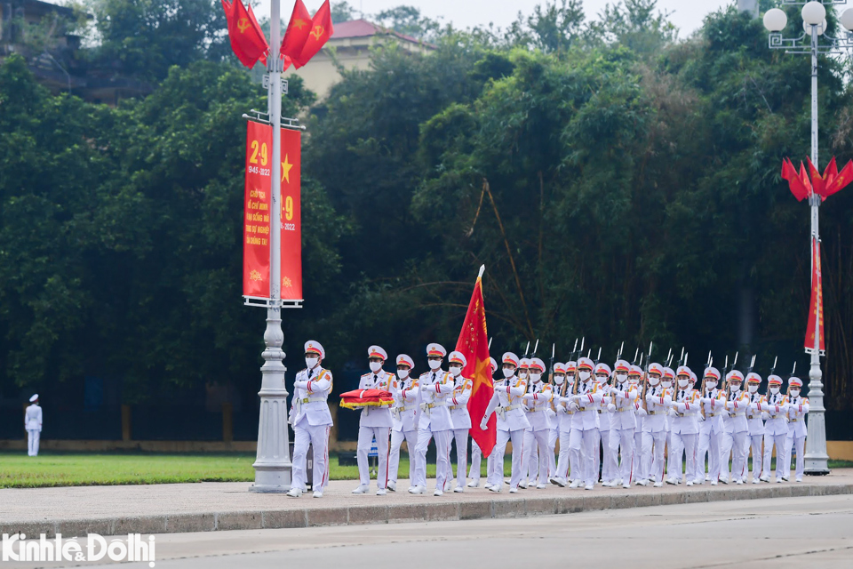 Đ&uacute;ng&nbsp;5 giờ 50, c&aacute;c chiến sĩ thuộc Đo&agrave;n 275 (Bộ Tư lệnh bảo vệ Lăng Chủ tịch Hồ Ch&iacute; Minh) tiến ra Quảng trường Ba Đ&igrave;nh để thực hiện nghi lễ thượng cờ.