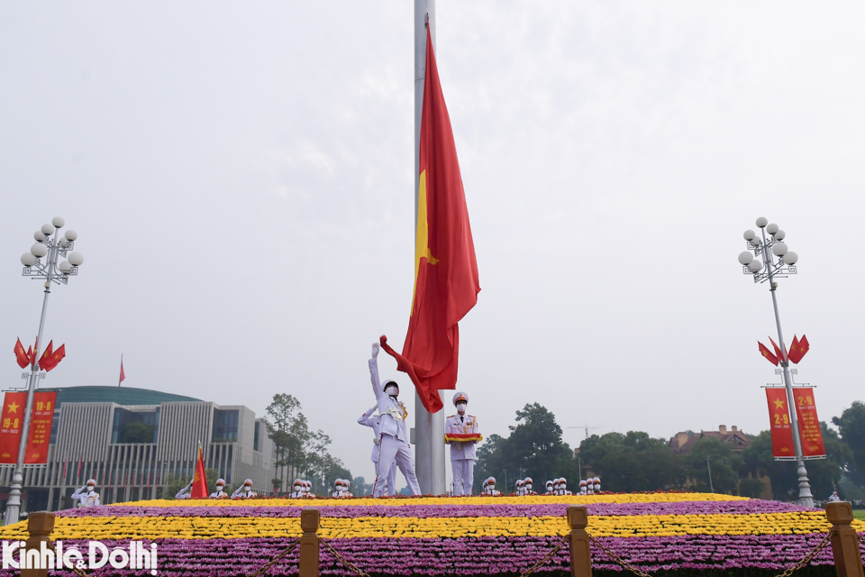 Trong gi&acirc;y ph&uacute;t thi&ecirc;ng li&ecirc;ng, khi giai điệu b&agrave;i "Tiến qu&acirc;n ca" vang l&ecirc;n h&ugrave;ng tr&aacute;ng, kh&ocirc;ng ai bảo ai, h&agrave;ng trăm người c&oacute; mặt tại quảng trường Khu di t&iacute;ch Hồ Ch&iacute; Minh v&agrave; cả những người đi qua đường H&ugrave;ng Vương nhanh ch&oacute;ng trở về tư thế đứng nghi&ecirc;m, c&ugrave;ng hướng về lễ đ&agrave;i với tấm l&ograve;ng th&agrave;nh k&iacute;nh, ngưỡng vọng v&agrave; tin y&ecirc;u!