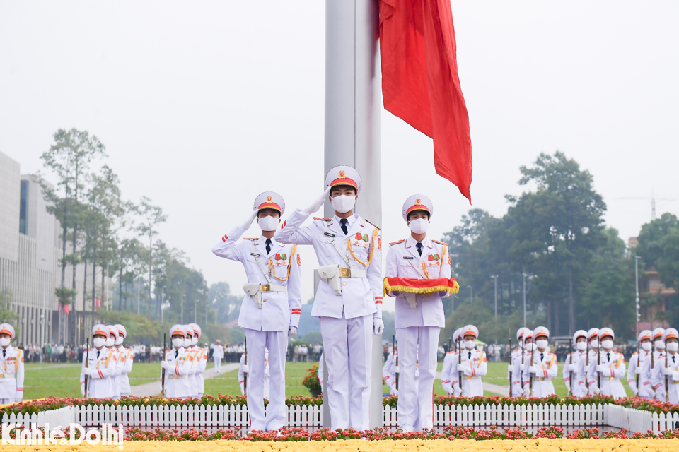 &Yacute; tưởng thực hiện nghi lễ tr&ecirc;n quảng trường được Ch&iacute;nh phủ ph&ecirc; duyệt v&agrave;o 19/5/2001 nh&acirc;n dịp kỷ niệm 111 năm ng&agrave;y sinh Chủ tịch Hồ Ch&iacute; Minh.