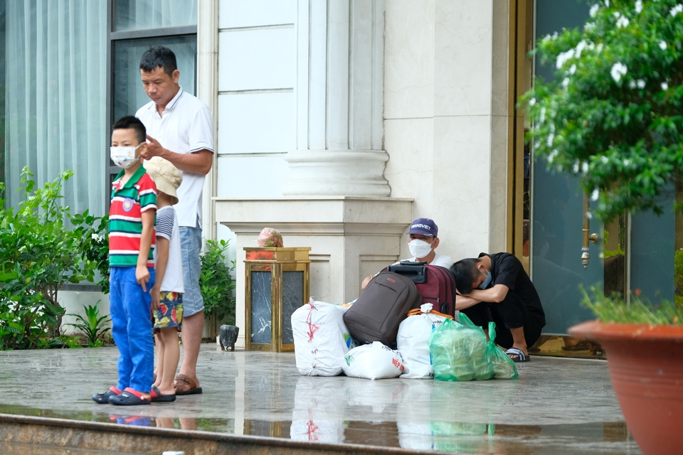 Người d&acirc;n mệt mỏi tr&ecirc;n h&agrave;nh tr&igrave;nh về qu&ecirc; nghỉ lễ.