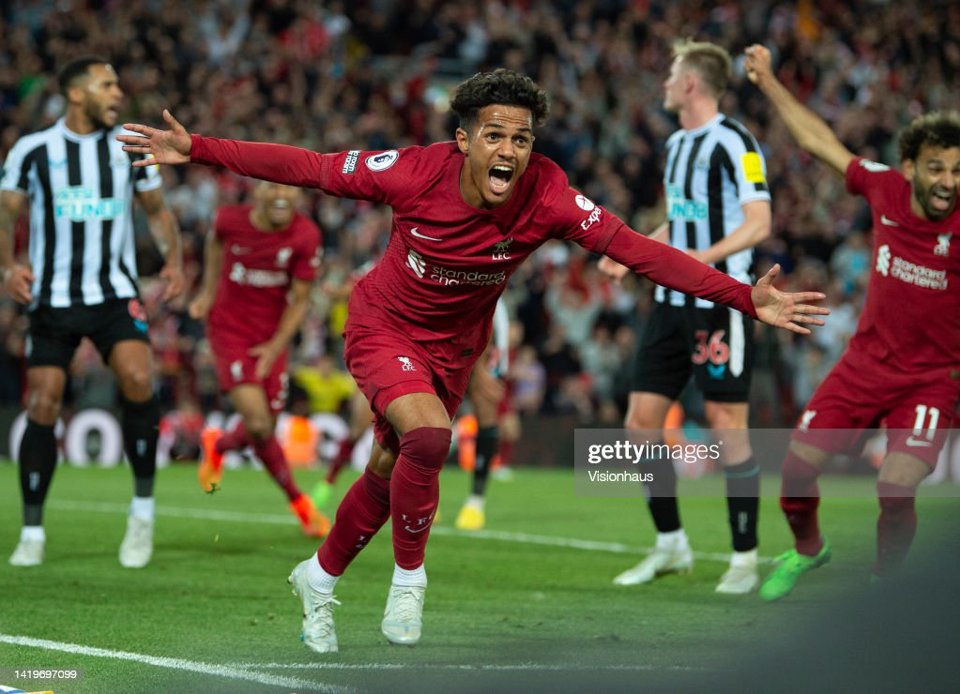 Liverpool thắng ngược Newcastle ở ph&uacute;t thứ 90+8.