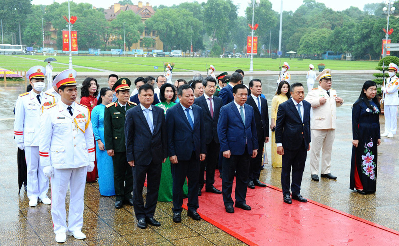 Lãnh đạo Đảng, Nhà nước, TP Hà Nội vào Lăng viếng Chủ tịch Hồ Chí Minh - Ảnh 2